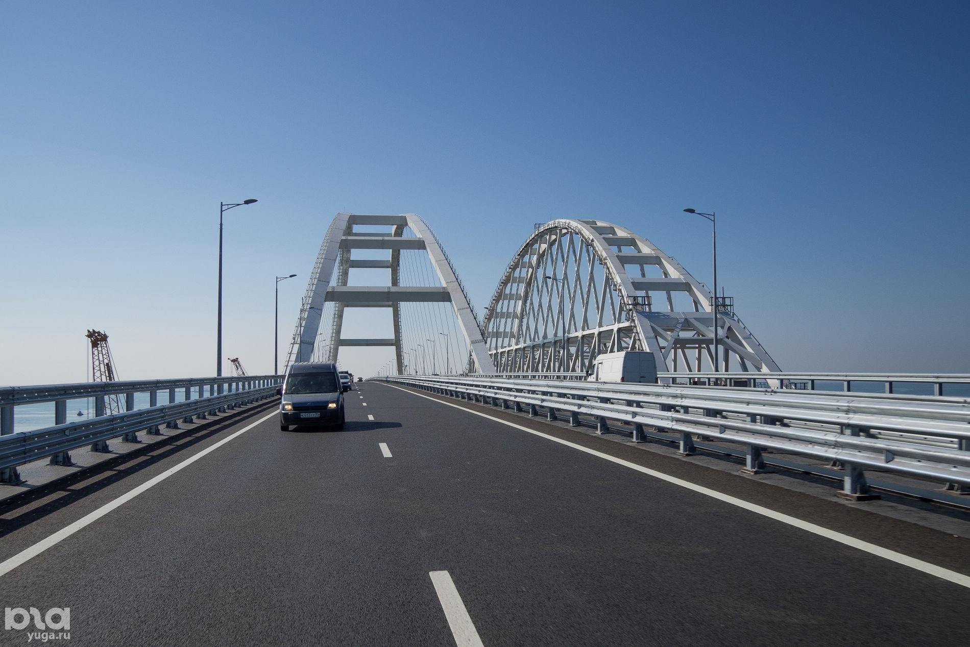Исполнение контракта по безопасности автоподходов к Крымскому мосту вновь перенесено