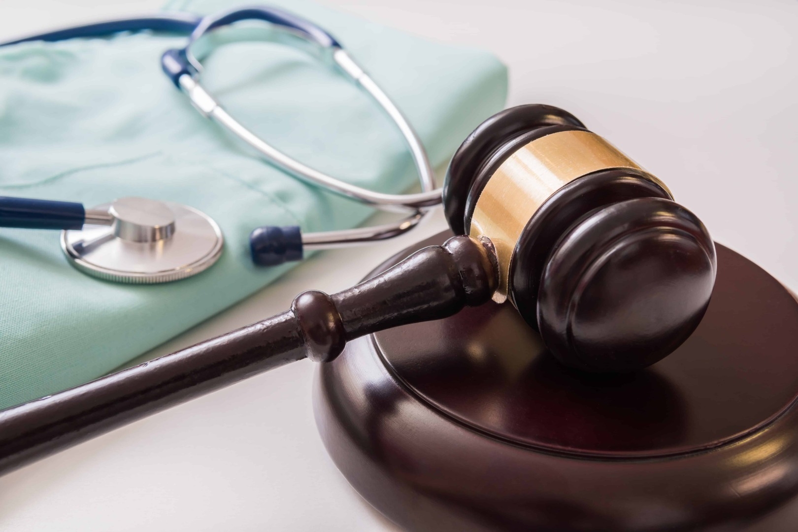При госзакупке медоборудования требовали лицензию и личного исполнения — суды не увидели нарушений